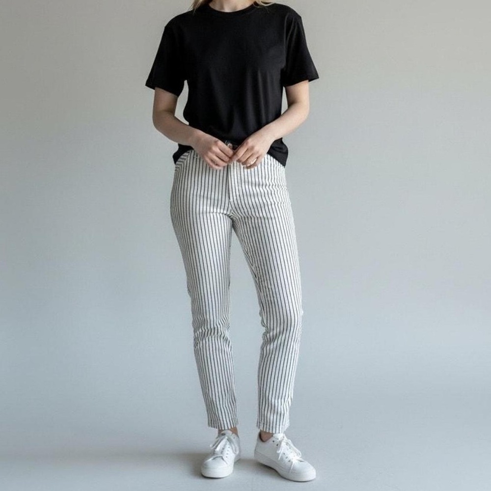 GAP | Women’s White/Navy Pin Striped Girlfriend Khaki Straight Leg Pants Size 8